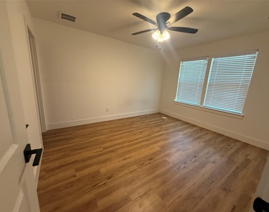 905 E 10th Street - Photo Thumbnail 8