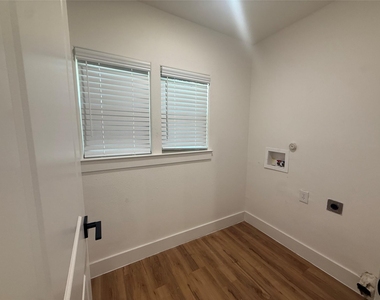 905 E 10th Street - Photo Thumbnail 11