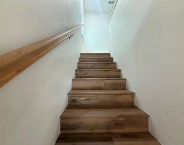 905 E 10th Street - Photo Thumbnail 6