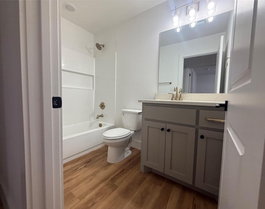 905 E 10th Street - Photo Thumbnail 16