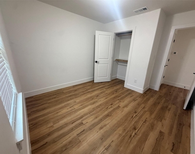 905 E 10th Street - Photo Thumbnail 14