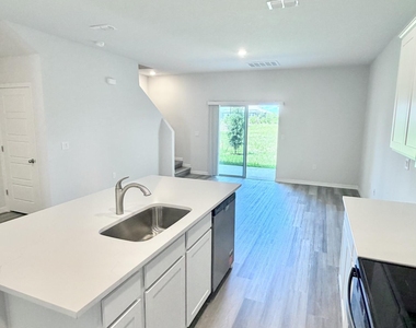 12813 Sw Forli Way - Photo Thumbnail 4