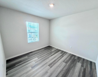 12813 Sw Forli Way - Photo Thumbnail 20