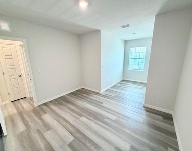 12813 Sw Forli Way - Photo Thumbnail 18
