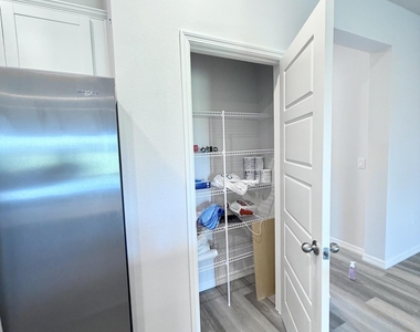 12813 Sw Forli Way - Photo Thumbnail 5