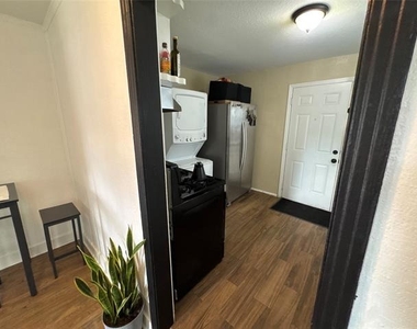 2454 Lea Crest Drive - Photo Thumbnail 7