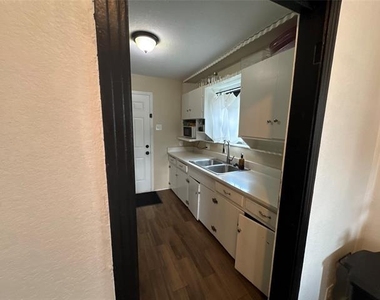 2454 Lea Crest Drive - Photo Thumbnail 6