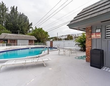 415 Pine Tree Court - Photo Thumbnail 18