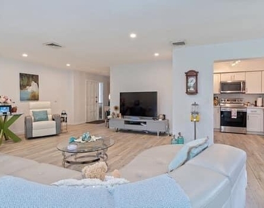 415 Pine Tree Court - Photo Thumbnail 5