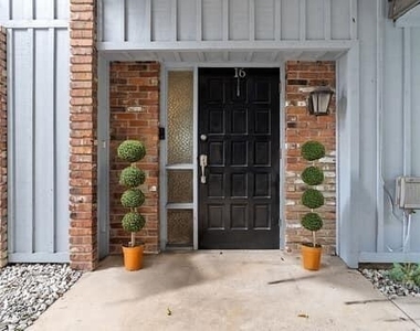 415 Pine Tree Court - Photo Thumbnail 3