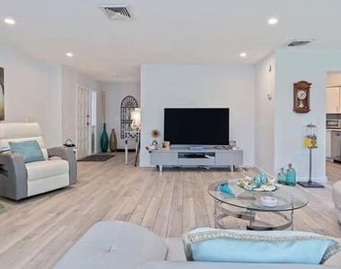 415 Pine Tree Court - Photo Thumbnail 2