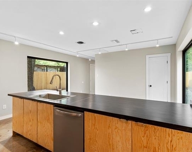 957 Woods Avenue - Photo Thumbnail 5