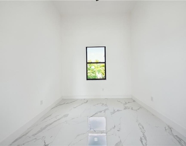 4309 Nw 38th Avenue - Photo Thumbnail 8