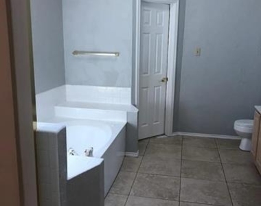 550 Village Green Drive - Photo Thumbnail 3