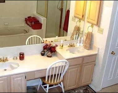 550 Village Green Drive - Photo Thumbnail 4