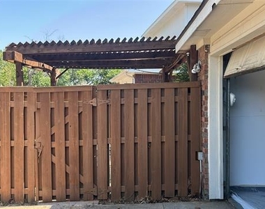 550 Village Green Drive - Photo Thumbnail 8