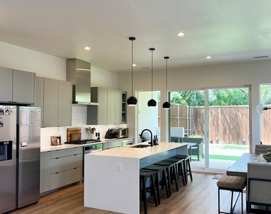 2407 Crossman Avenue - Photo Thumbnail 3