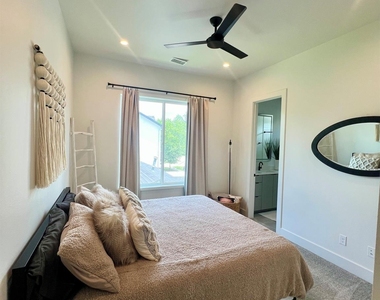 2407 Crossman Avenue - Photo Thumbnail 22
