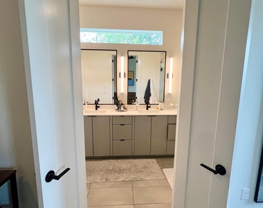 2407 Crossman Avenue - Photo Thumbnail 12