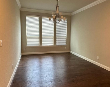 8533 Pine Valley Drive - Photo Thumbnail 14