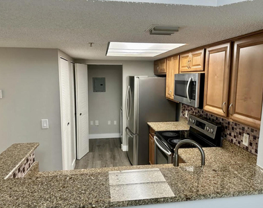 5021 N Wiles Road - Photo Thumbnail 4