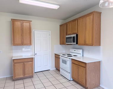 3200 Nandina Street - Photo Thumbnail 4