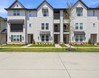 6240 Fortuna Lane - Photo Thumbnail 2