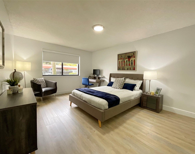 9517 Fontainebleau Boulevard - Photo Thumbnail 5