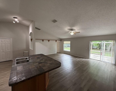 548 Sw Undallo Road - Photo Thumbnail 4
