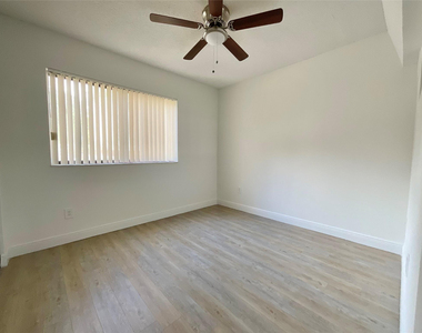 9517 Fontainebleau Boulevard - Photo Thumbnail 6