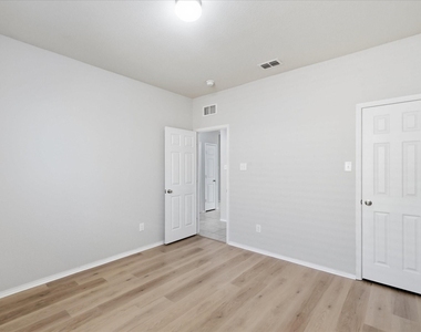 3116 Layla Creek Drive - Photo Thumbnail 18