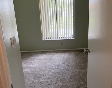 826 Sky Pine Way - Photo Thumbnail 9