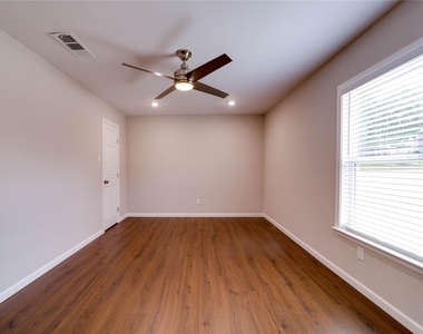6824 Trail Lake Drive - Photo Thumbnail 10