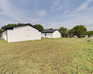6824 Trail Lake Drive - Photo Thumbnail 16
