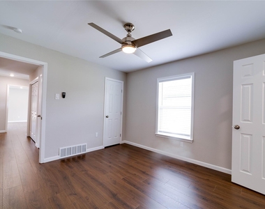 6824 Trail Lake Drive - Photo Thumbnail 13