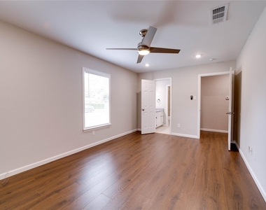 6824 Trail Lake Drive - Photo Thumbnail 9