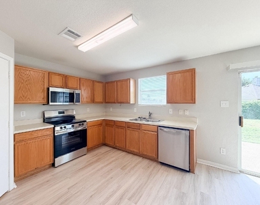 670 Horn Street - Photo Thumbnail 8