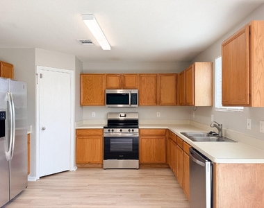 670 Horn Street - Photo Thumbnail 9