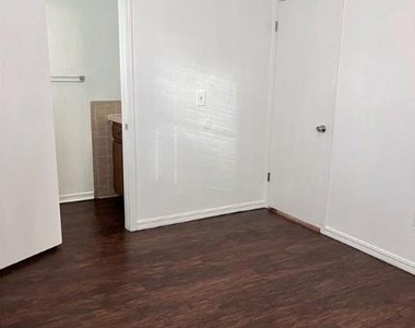 1104 N Gale Avenue - Photo Thumbnail 10