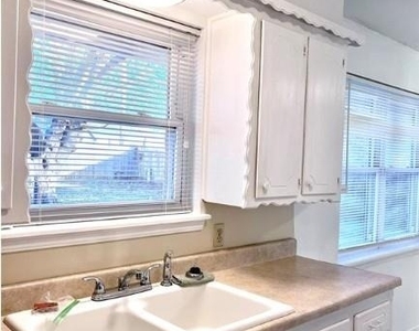 1104 N Gale Avenue - Photo Thumbnail 9