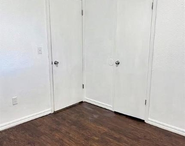 1104 N Gale Avenue - Photo Thumbnail 11