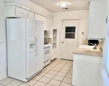 1104 N Gale Avenue - Photo Thumbnail 8