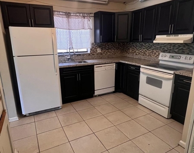 3665 Nw 94th Avenue - Photo Thumbnail 4