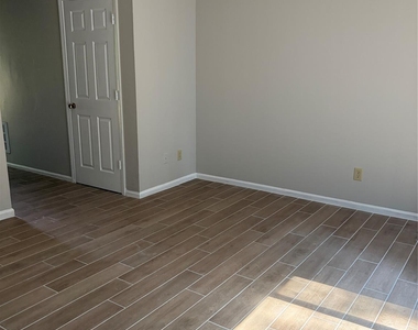 1708 Village Lake Drive - Photo Thumbnail 9