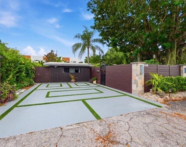 1230 N Victoria Park Road - Photo Thumbnail 9