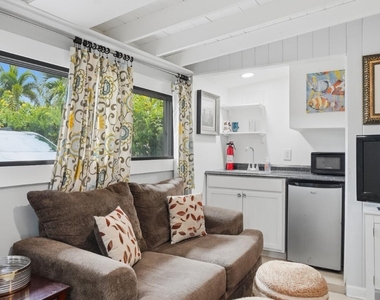 1230 N Victoria Park Road - Photo Thumbnail 5