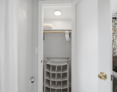 1230 N Victoria Park Road - Photo Thumbnail 4