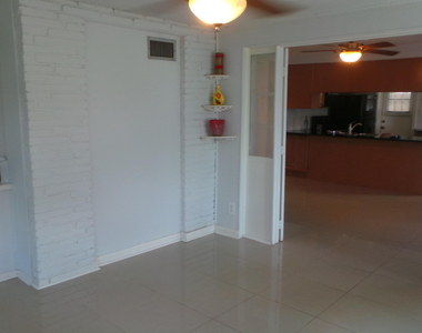 370 Orange Way - Photo Thumbnail 14