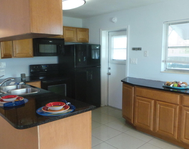 370 Orange Way - Photo Thumbnail 10