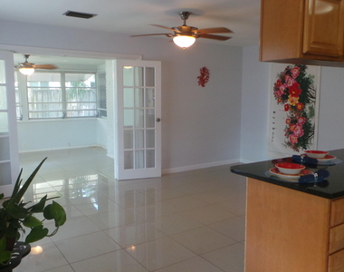 370 Orange Way - Photo Thumbnail 8